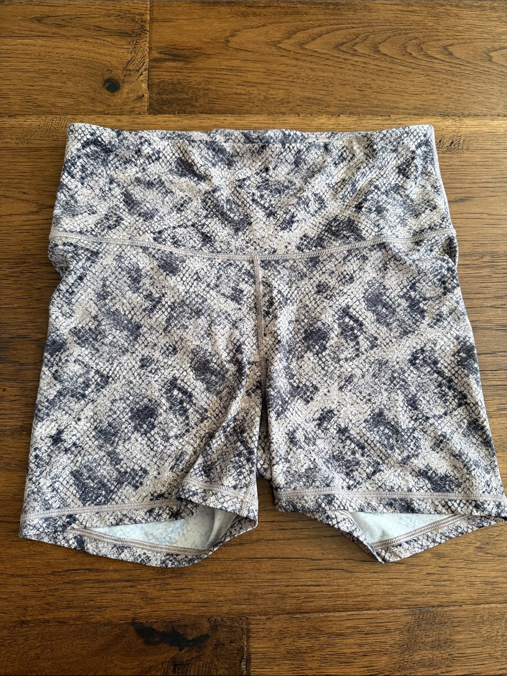 GAP High-Waist Snake Print Women’s Workout Shorts - Gray